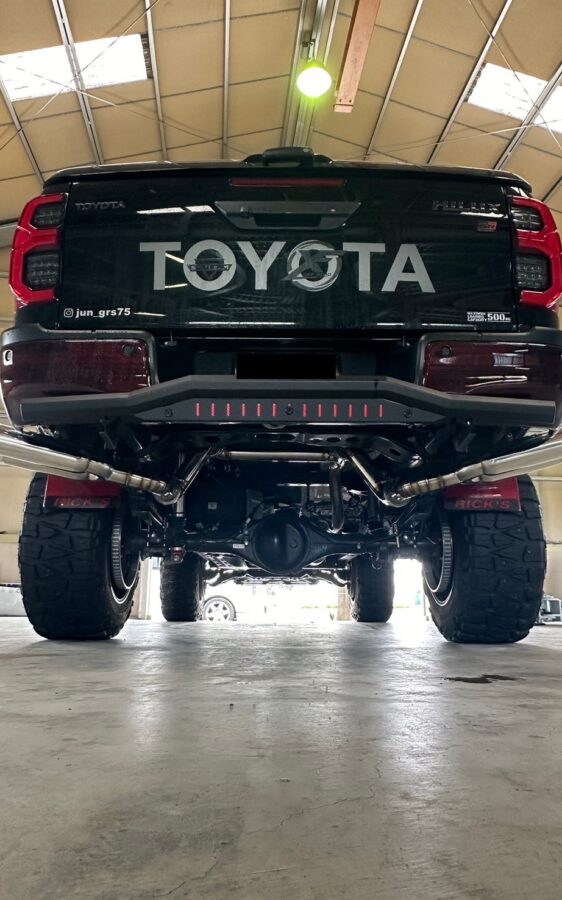 Hilux-m2-562x900.jpg